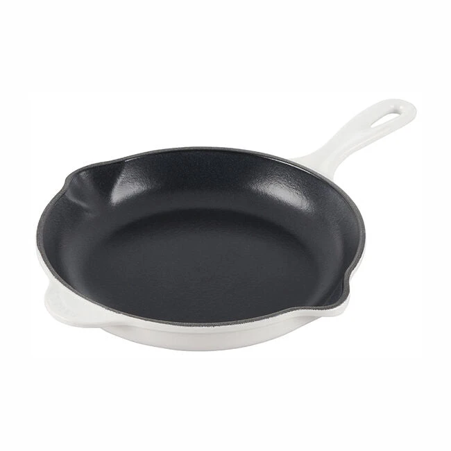 Le Creuset Traditional Skillet - 9" 7 Le Creuset Traditional Skillet - 9" - Image 7