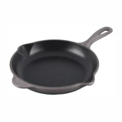 Le Creuset Traditional Skillet - 9" 18 Le Creuset Traditional Skillet - 9" -GrillGear Shop L2024 237F